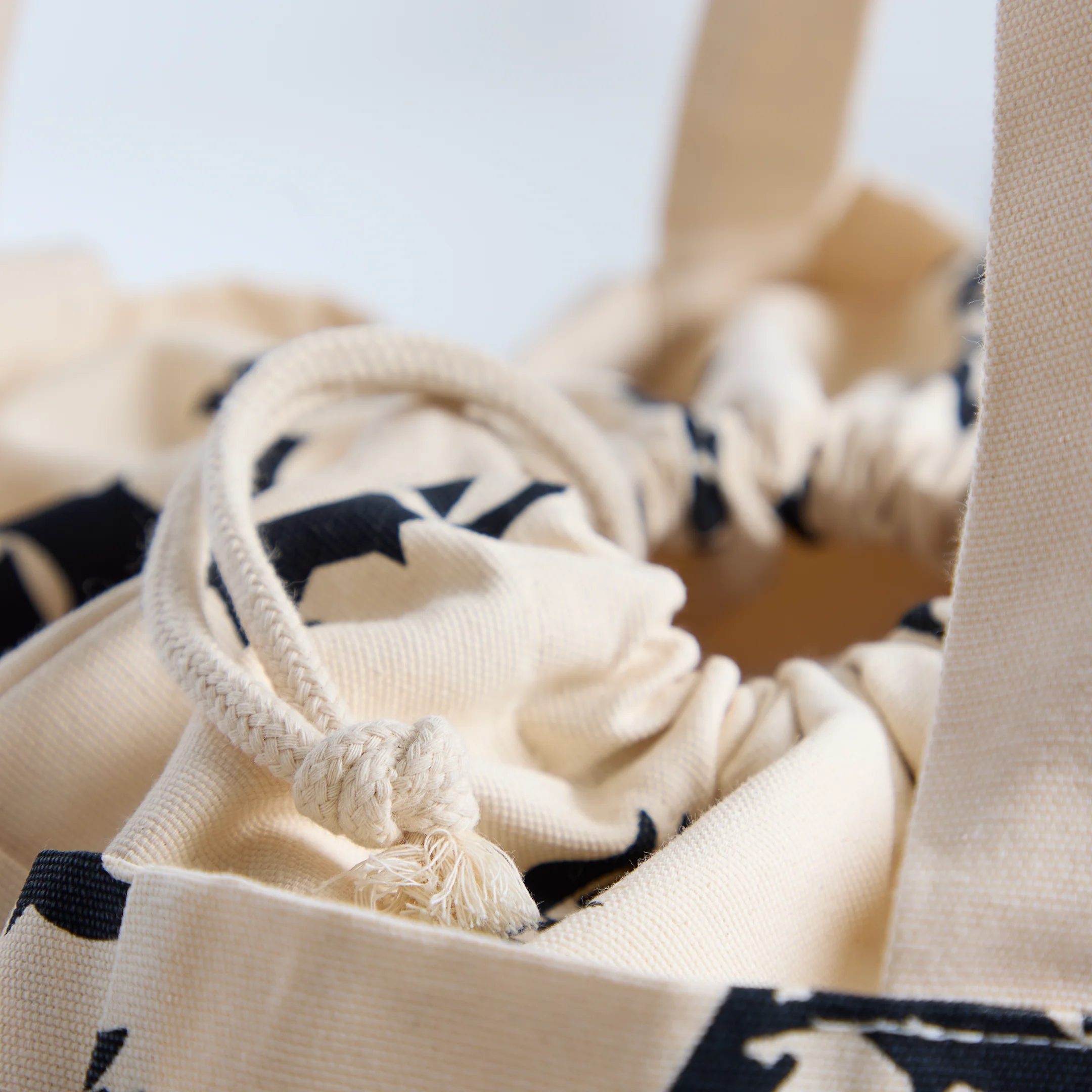 AGF Cross Body Tote Bag - Gotisk - Image 3